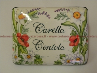 cod.art: nc13 - Mattonella in ceramica leggermente bombata cm 17x13 con composizione di fiori "Carella" e scritta personalizzata. 